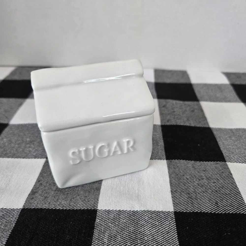Fritz & Floyd Everyday White Porcelain Sugar/ Sugar Packet‎ Holder With Lid